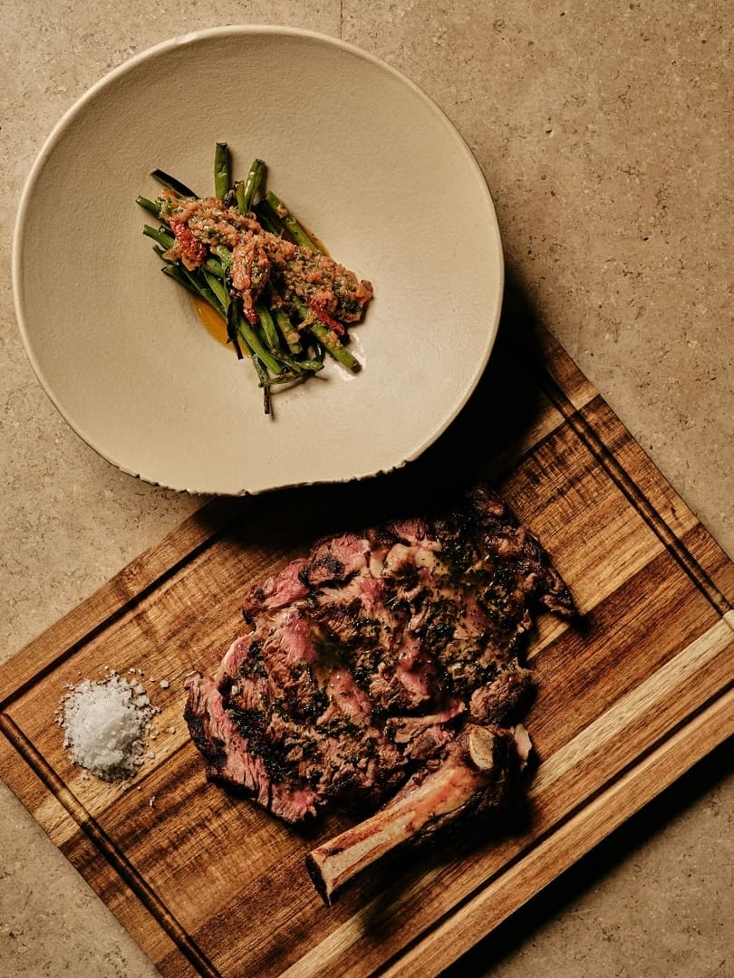 Rib-eye on bone (Cowboy steak) +/- 550g